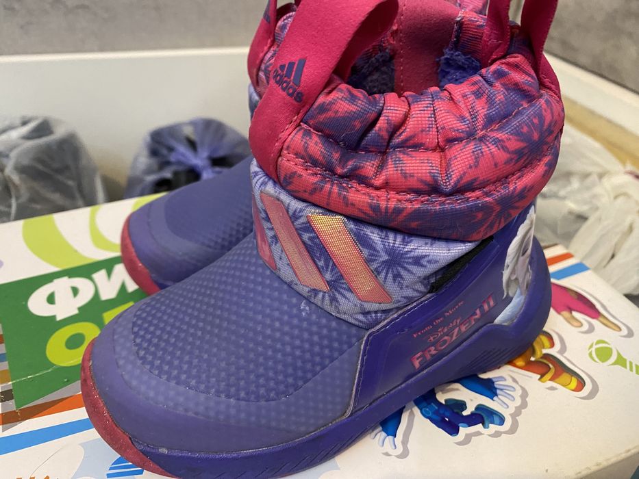 Продам осенние ботинки Adidas Original