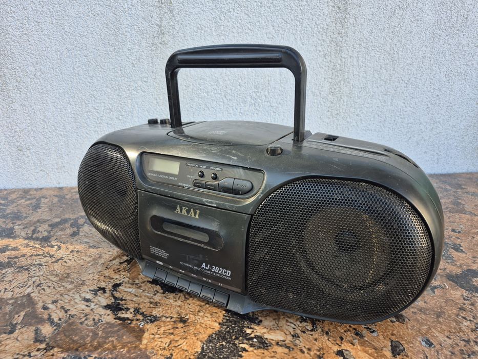 Radio Casetofon marca Akai model AJ-302CD