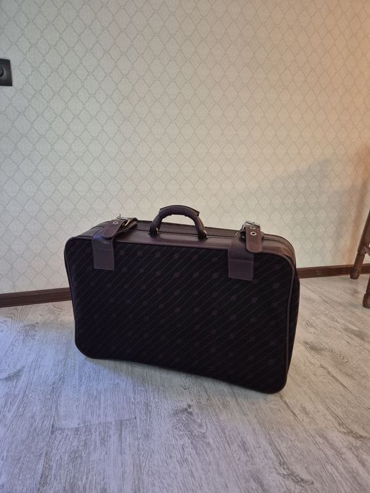 Продам чемодан на колесах