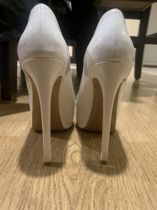 Бели лачени токчета