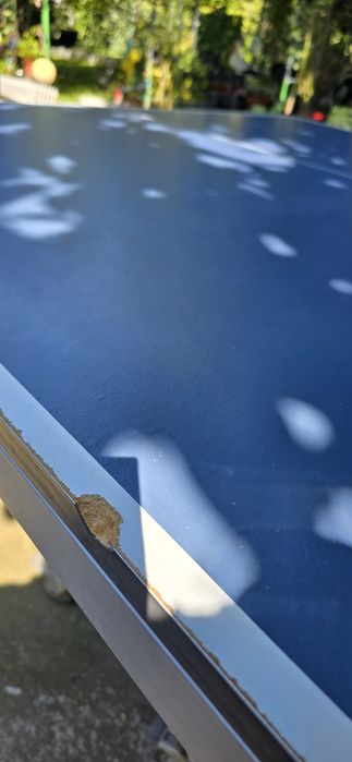 Masă de tenis cu picioare metalice și roți