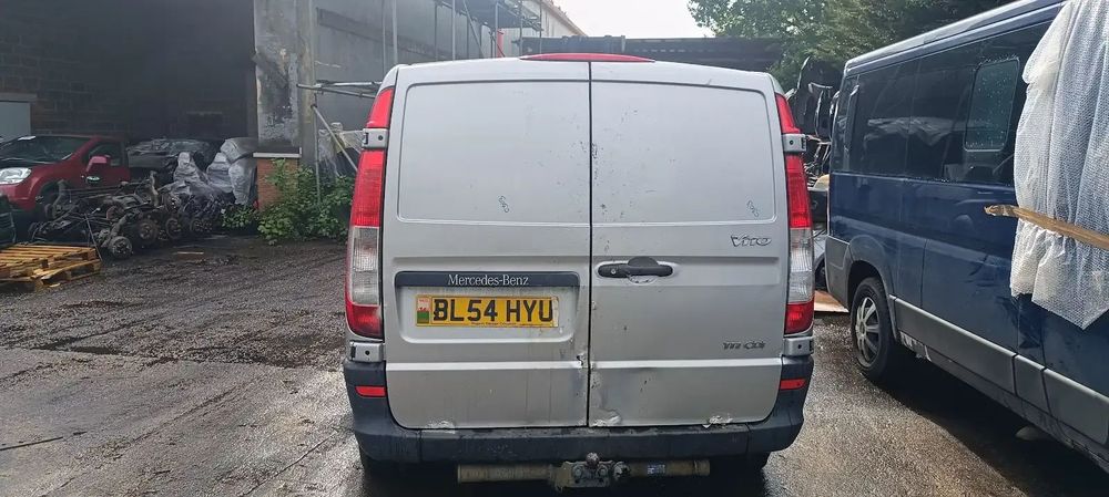 Dezmembrari / Dezmembrez Mercedes Vito 2.2 D646982(07T) cutie viteze manuala D716652(67Z) cod culoare 9744 (Vopsea argintiu strălucitor metalizat)