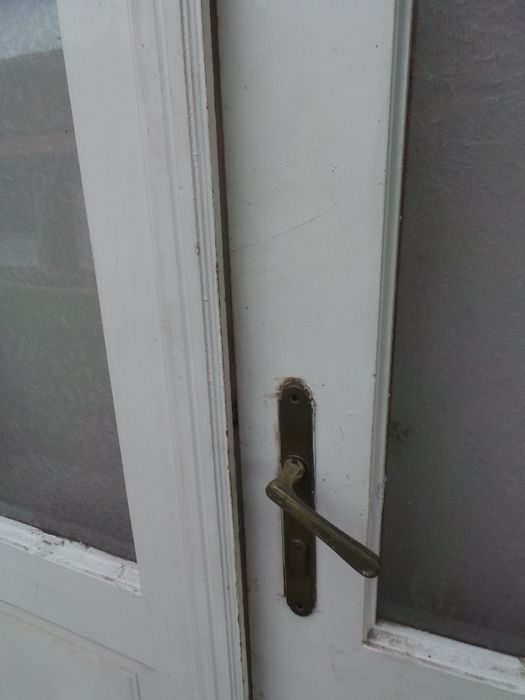 Usa din lenm masiv cu deschidere dubla, cu geamuri, toc, ornamente toc