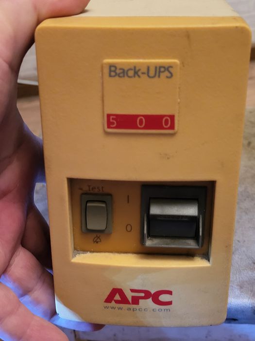 Продам бесперебойник *АРС*