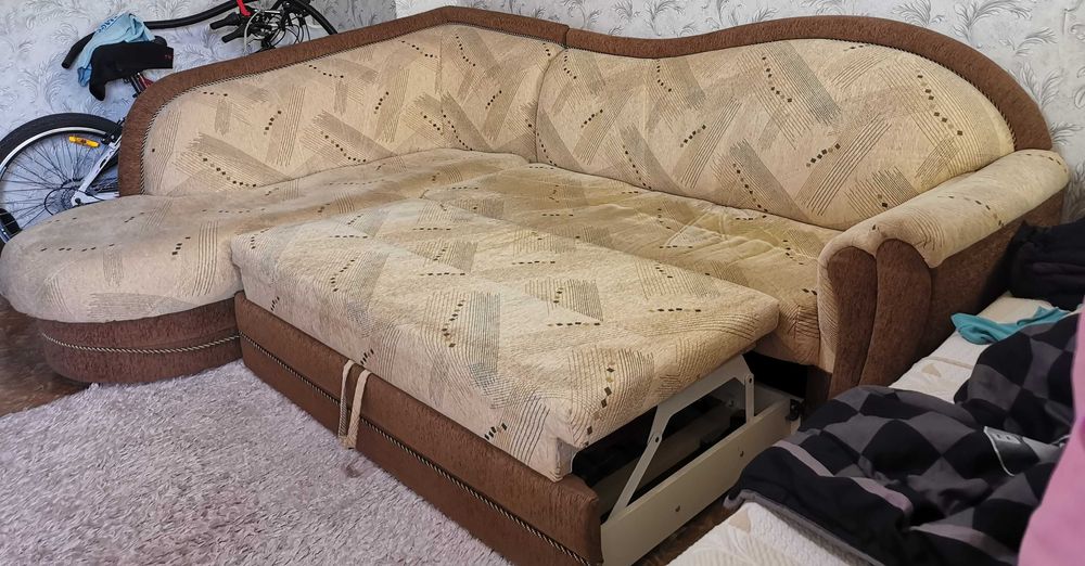 Ъглов разтегателен диван със фотьойл и възглавници 2 броя