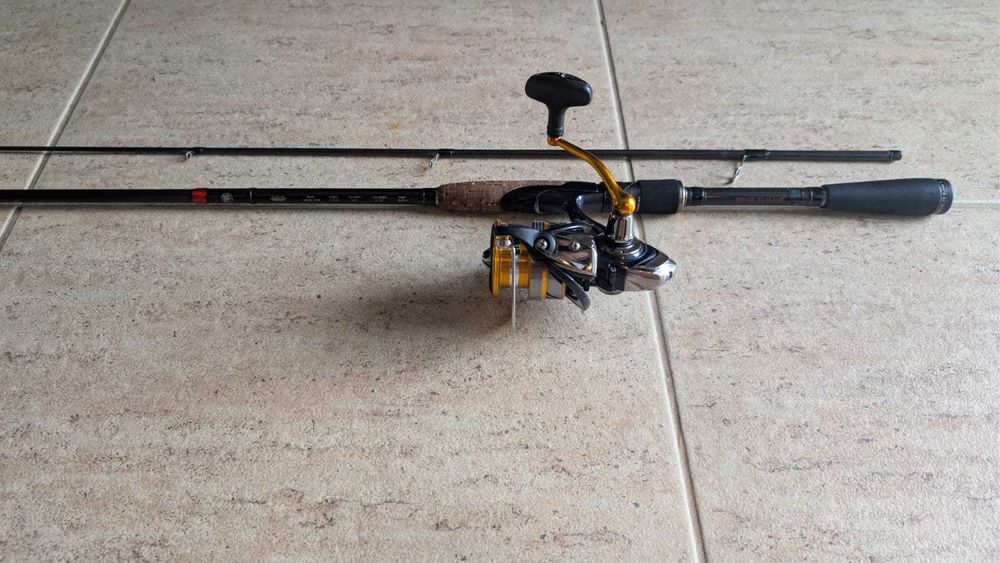 Combo spinning!Lanseta RTB Zephir 5-21g echipata cu  mulineta Daiwa Revlos LT 4000 C