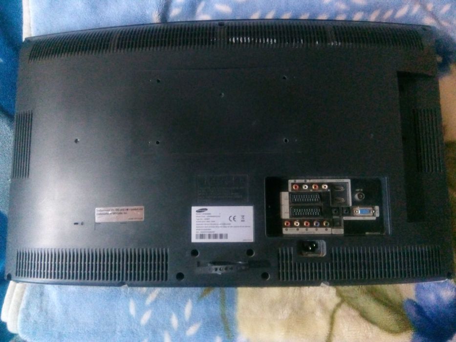 TV LCD Samsung, 66 cm, telecomandă și cablu de alimentare.