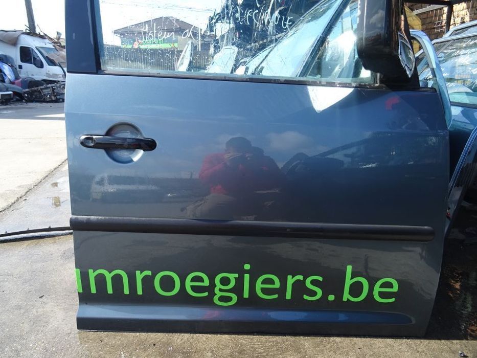Vand Usa Fata Dreapta Volkswagen Caddy din 2007 fara rugina fara lovituri