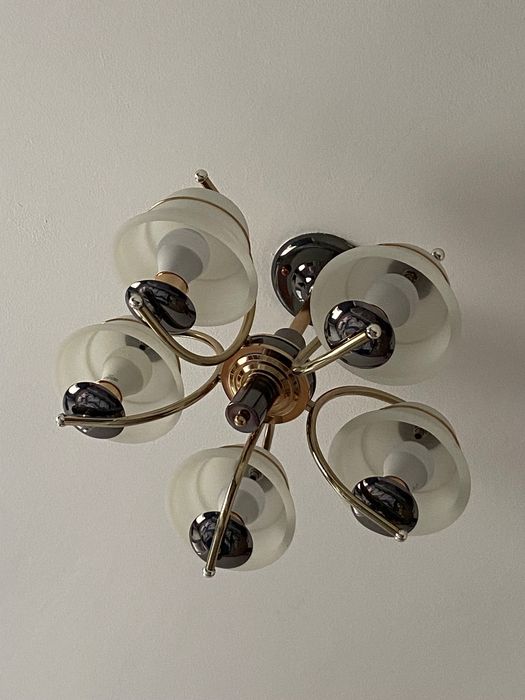 Продағтся люстра