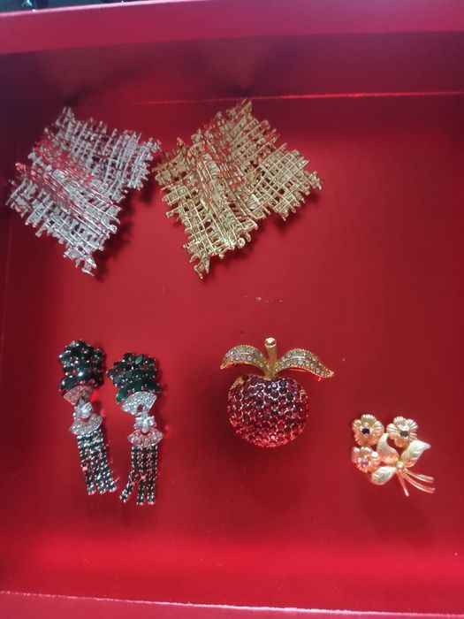 Accesorii (cercei,broșe, lănțișoare brățări )toate sunt vechi lănțișoare 3 de perla și o pereche cercei tot perla