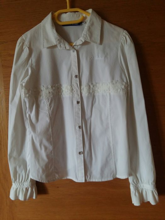 Cămăși albe pentru școală.