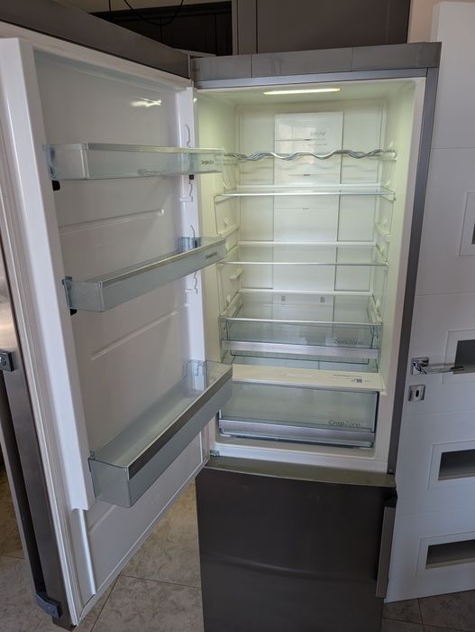 Хладилник с долен фризер Gorenje Full No Frost с екран