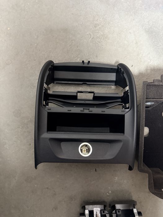Bmw g30 g31 g11 usb порт, конзола , огледала капаци, лайсни,плафон,подлакътник части, духалки задни