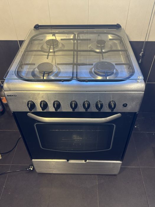 Aragaz Beko cu rotisor si aprindere electrica