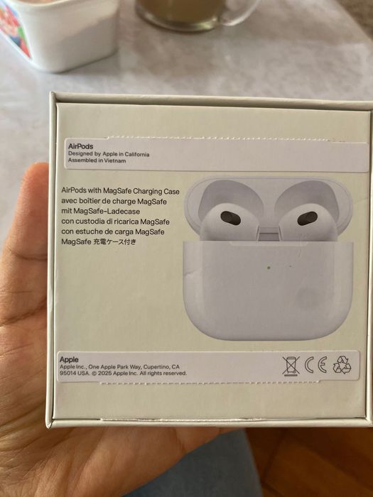 AirPods 3 белого цвета