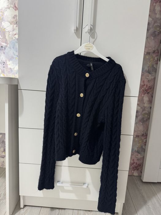 Женская вязаная кофточка