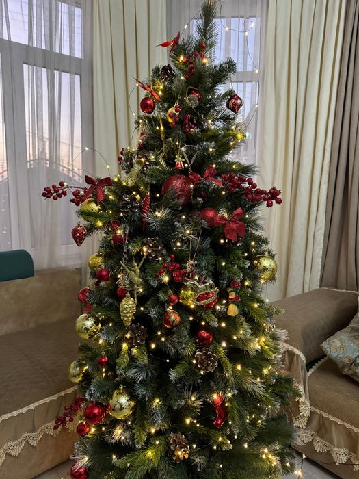 Пролам елку с игрушками .