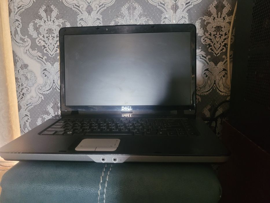 Ноутбук DELL хорошая состояния  всё работает отлично windows 7