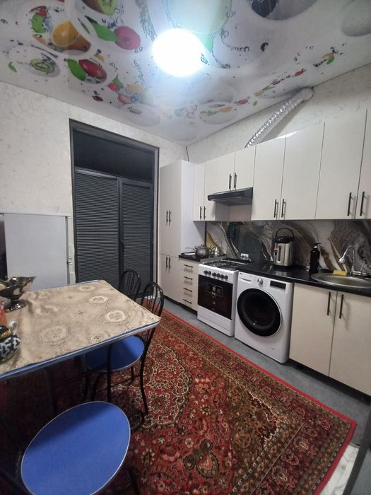 Бухоро шаҳар марказидан пишиқ ғиштли, люкс квартира ижарага берилади