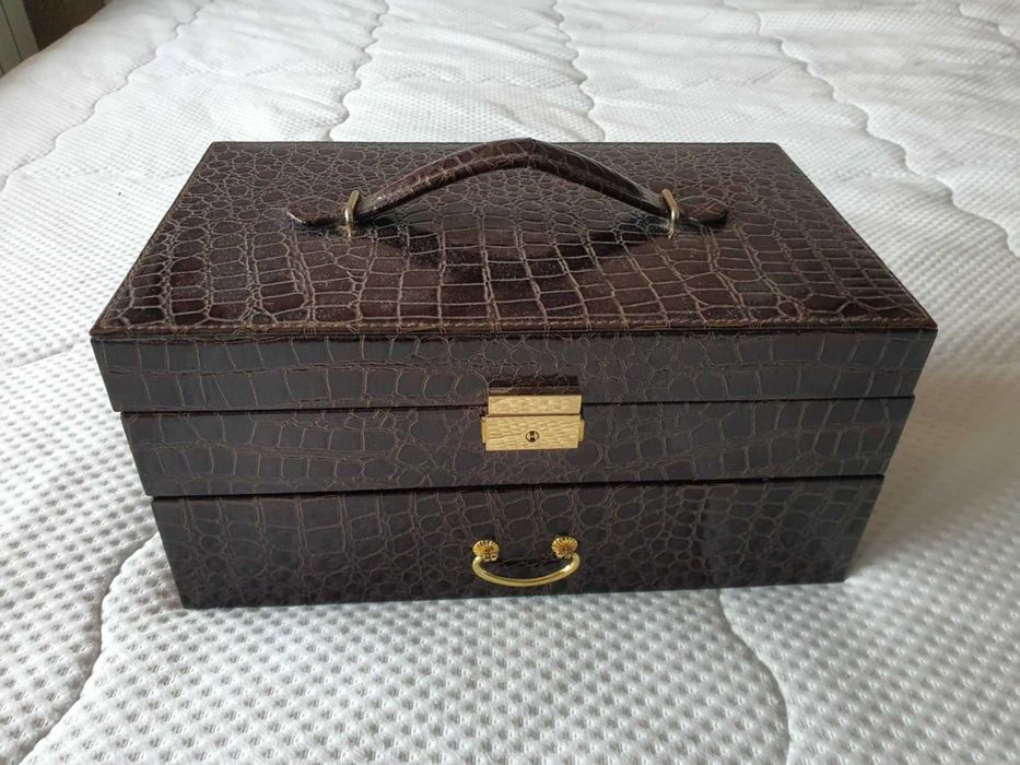 Кутия за бижута и часовници