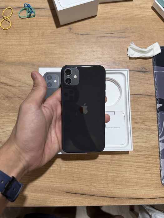Iphone 11 black.