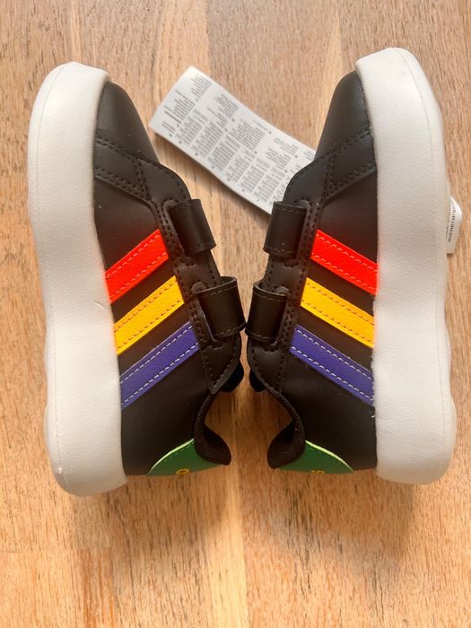 Vand Adidas unisex, potriviti pt 3-4 ani, noi, cu eticheta