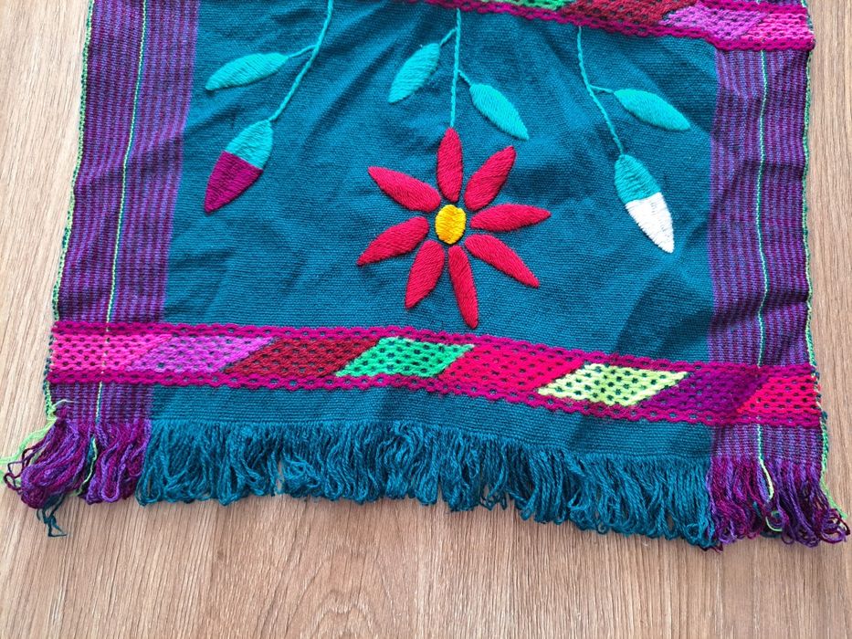 Цветна ръчно бродирана покривка