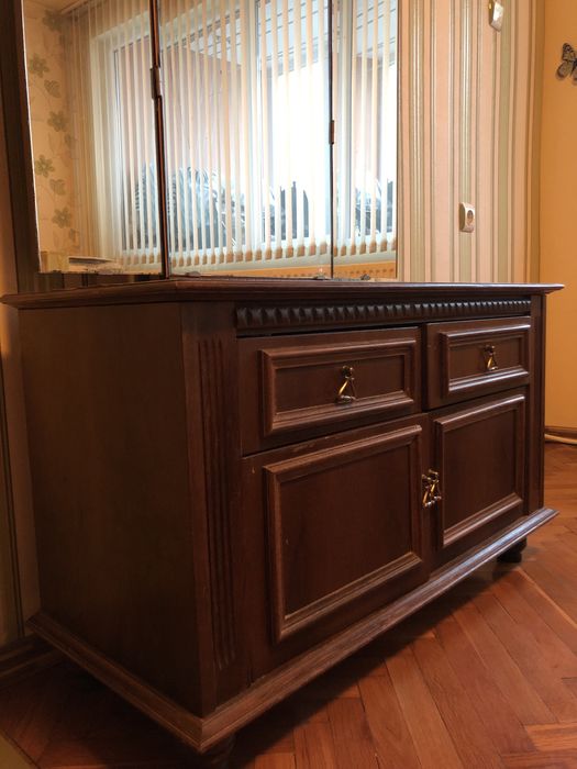 Продава се- спалня, две шкафчета, гардероб и тоалетка с огледало