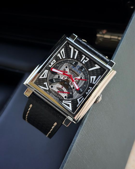 Milus  Herios TriRetrograde Seconds Skeleton Carbone
