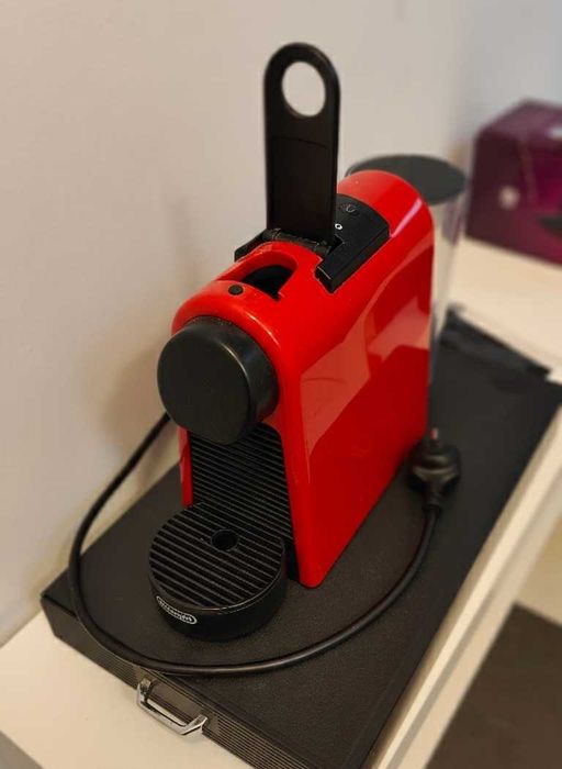 Aparat de cafea Nespresso (capsule) Essenza Mini D30 - Roșu