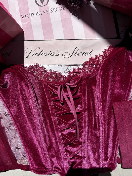 Corset din catifea cu dantela