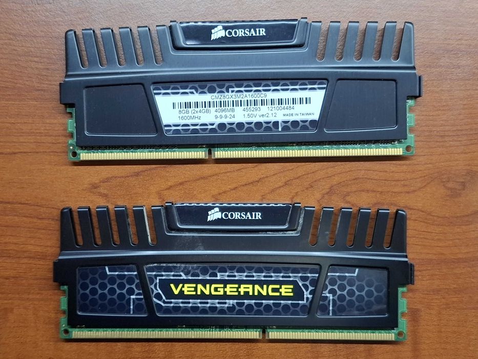 Продавам RAM: CORSAIR Vengeance 8GB DDR3-1600MHz, KIT (2x4GB)