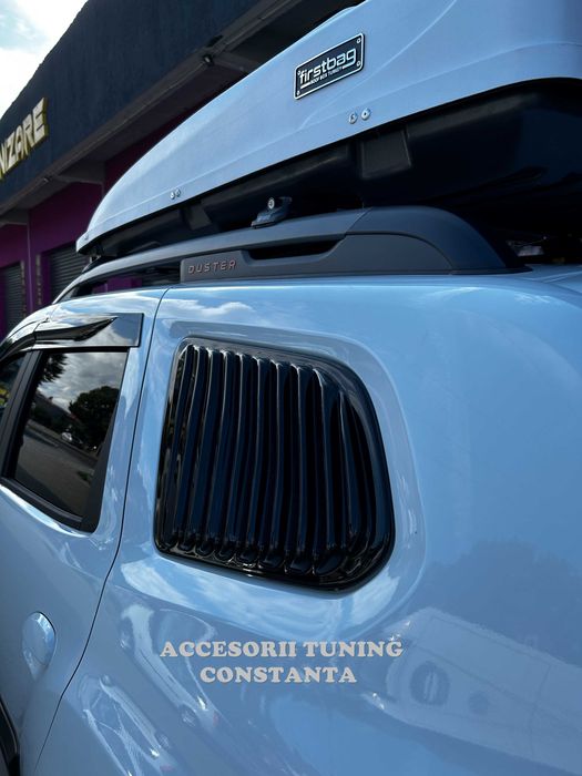 Ornament - Protectie Geam Dacia Duster 2 Negru Lucios