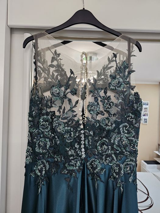 Елегантна сатенена рокля в тъмно зелен цвят