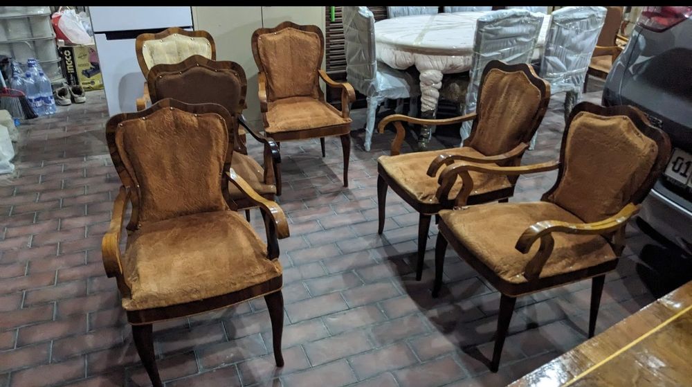 Комод, гнутые двери, карельская берёза, резьба в хорошем состоянии.