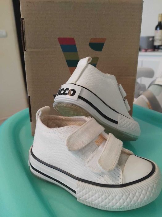 Продавам бебешки обувки