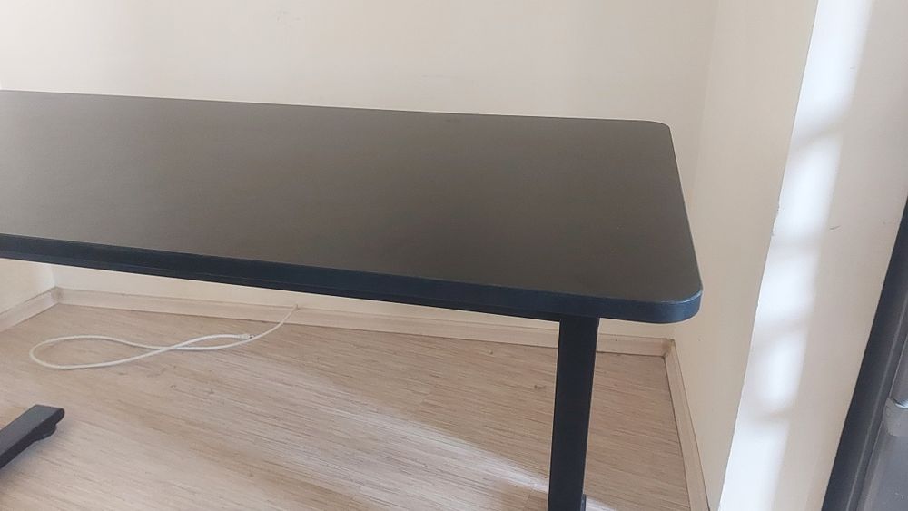 Бюро с ръчно регулиране на височината BRATECK Sit-Stand, черно, 140x60