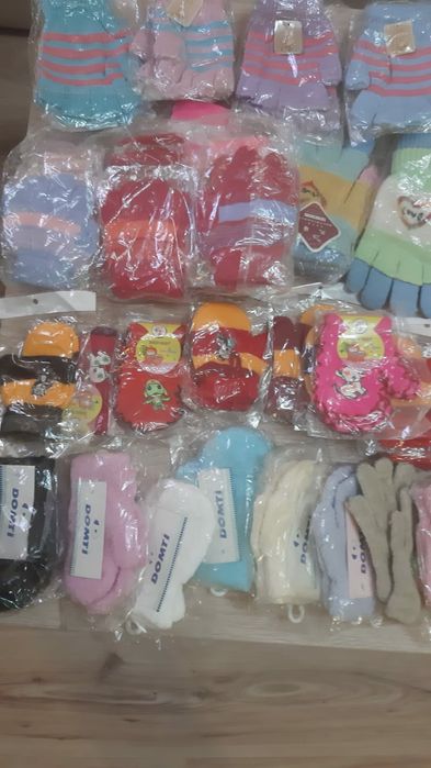 Căciuli, fular și mănuși