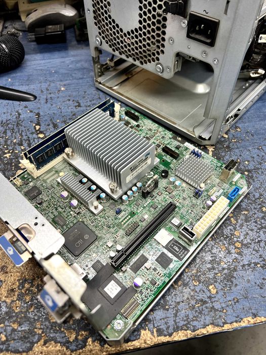 HP ProLiant MicroServer Gen8 (Xeon e3 1220 v3 3.10 ghz, 16GB RAM)