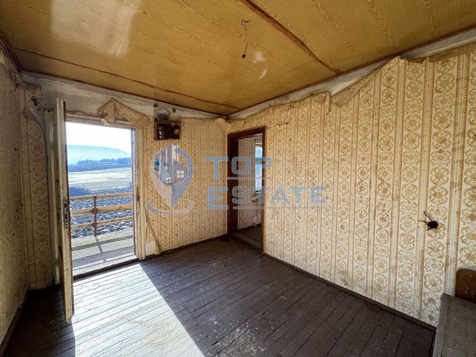 Двуетажна слънчева вила във вилната зона на град Бяла Черква