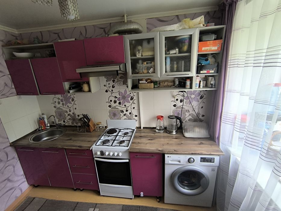 Продам кухонный гарнитур с раковиной краном и вытяжкой