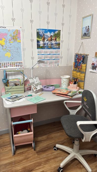 Стол детский письменный, длина 1,3 м