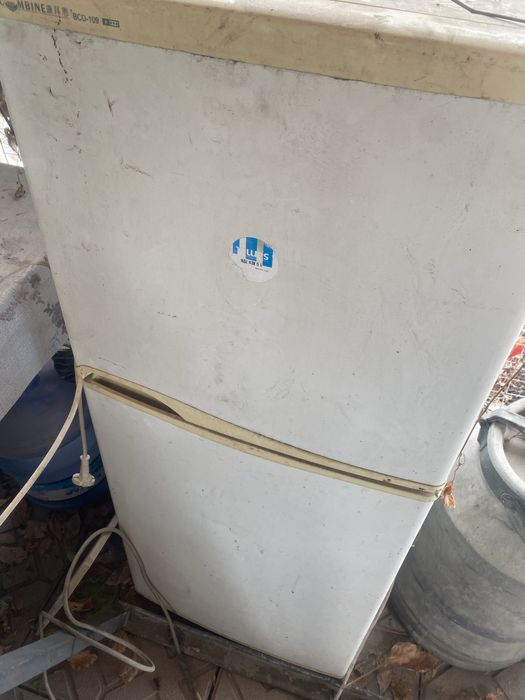 Холодильник старый