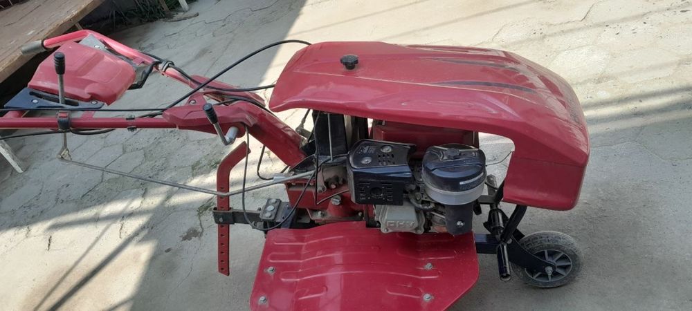 Mini traktor sotuvda