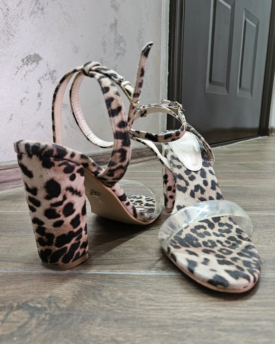 Дамски обувки с висок ток