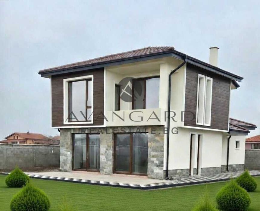 оф.25615 Самостоятелна къща с двор/ Скутаре