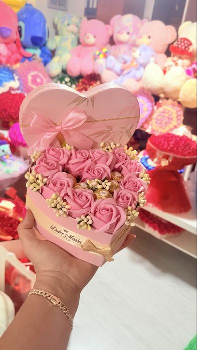 Pachet cadou Angel cu buchet 75 trandafiri și cutie inimă