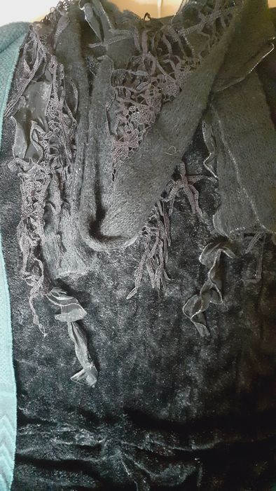 Vand convenabil genti si șaluri de damă