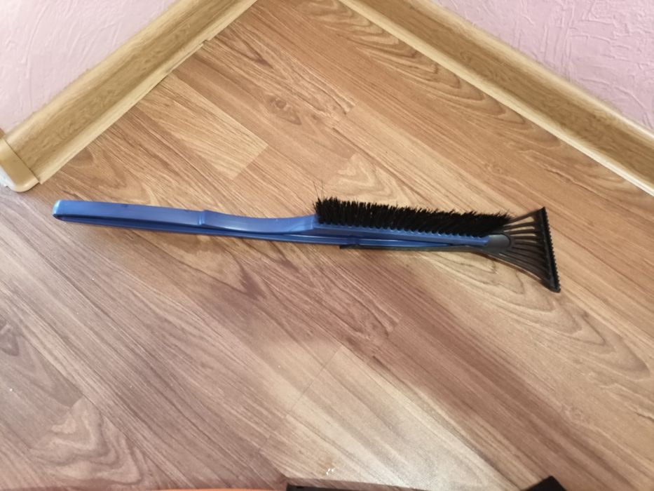 Продаю щётку-скребок для автомобиля.