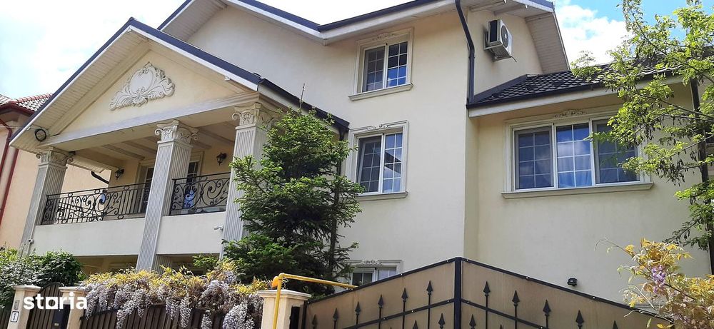 Casa cu 7 camere, piscină și garaj în suburbie